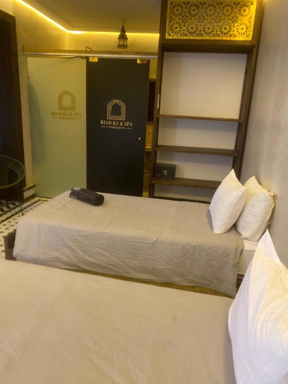 Postel nebo postele na pokoji v ubytování RIAD KS & SPA
