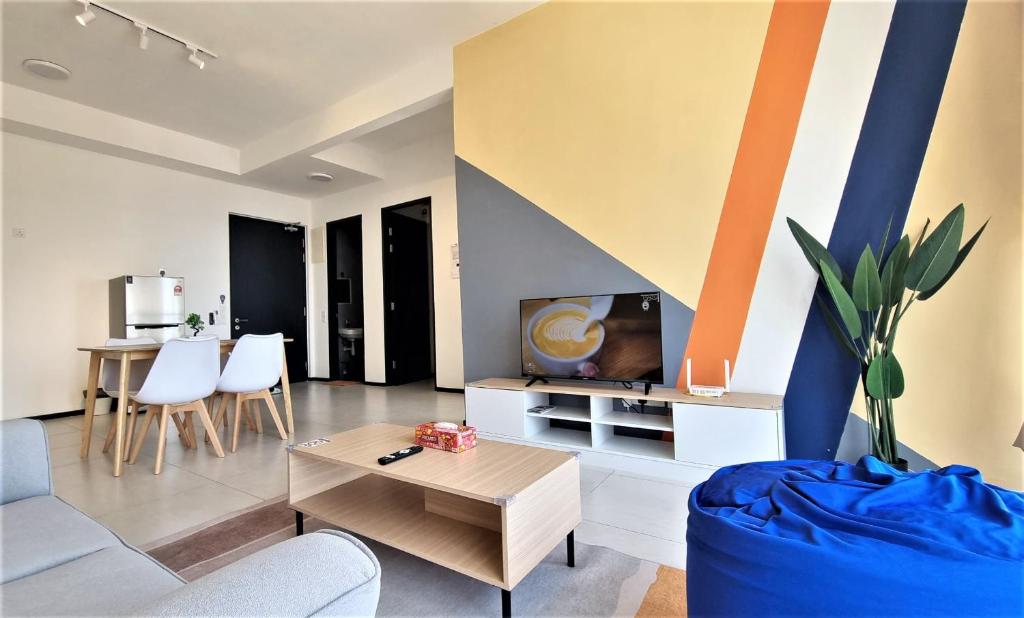 TV a/nebo společenská místnost v ubytování Cozy Minimalist Suite at Urban Suites Georgetown by SuperStay