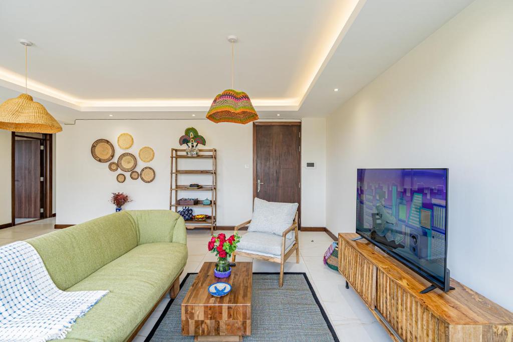 TV a/nebo společenská místnost v ubytování Silvermist Two & Three Bedrooms Wonderiss Homes Westland Living with close proximity to UN, Karura forest & Sarit Mall