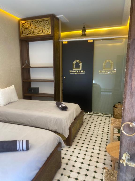 Postel nebo postele na pokoji v ubytování RIAD KS & SPA