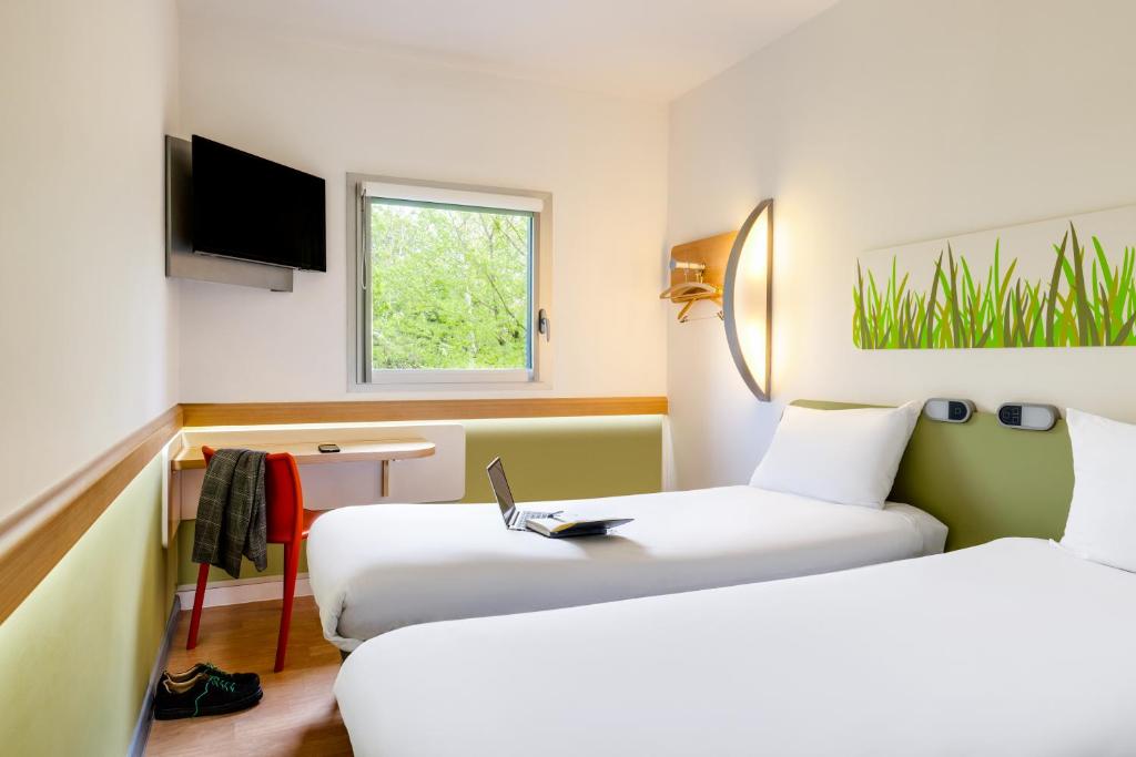 Postel nebo postele na pokoji v ubytování ibis budget Augsburg Gersthofen