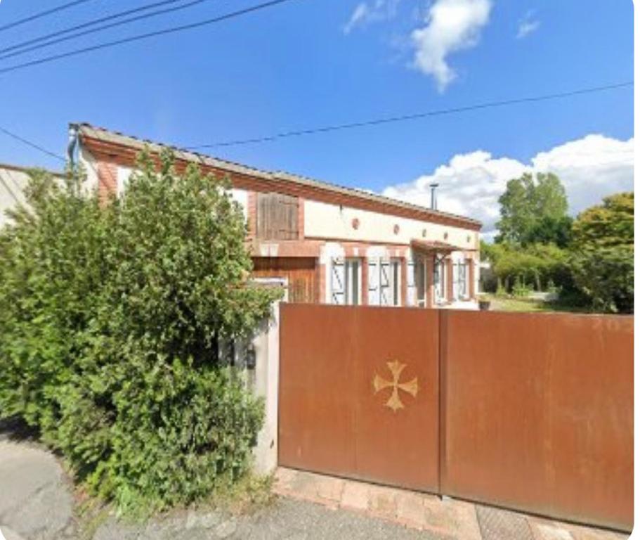 a house with a fence in front of it at Magnifique maison toulousaine in Toulouse