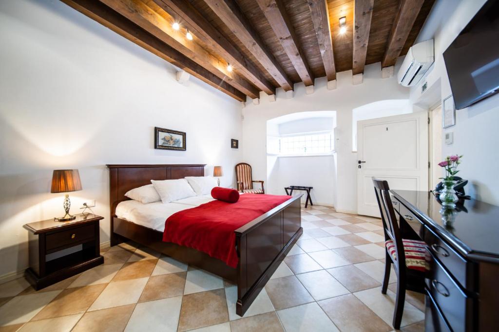 SUNce Palace Apartments with free offsite parking - Estudio De Reina
