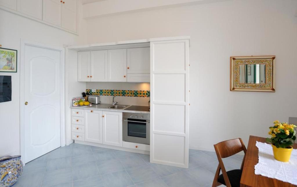 Kuchyň nebo kuchyňský kout v ubytování La Dolce Vita Ravello - Studio Apartment with Jacuzzi and partial Sea View