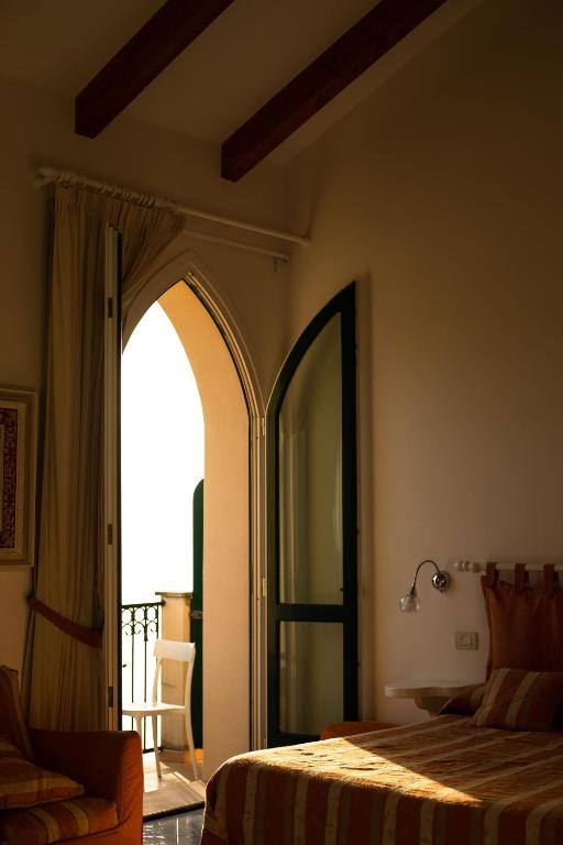 Postel nebo postele na pokoji v ubytování La Dolce Vita Ravello - Studio Apartment with Jacuzzi and partial Sea View