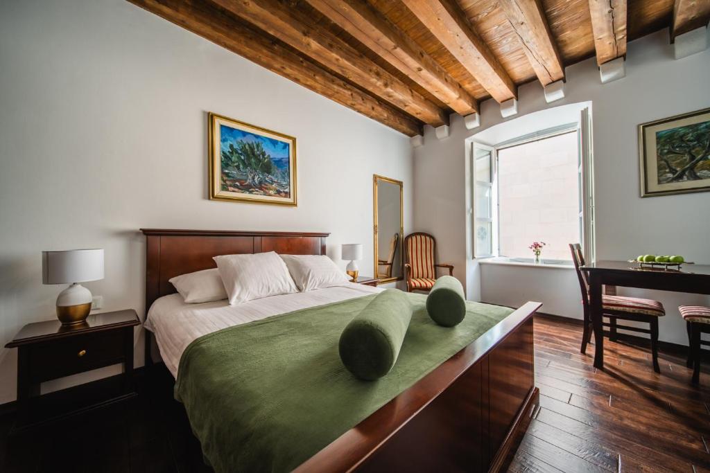 SUNce Palace Apartments with free offsite parking - Superior Studio
