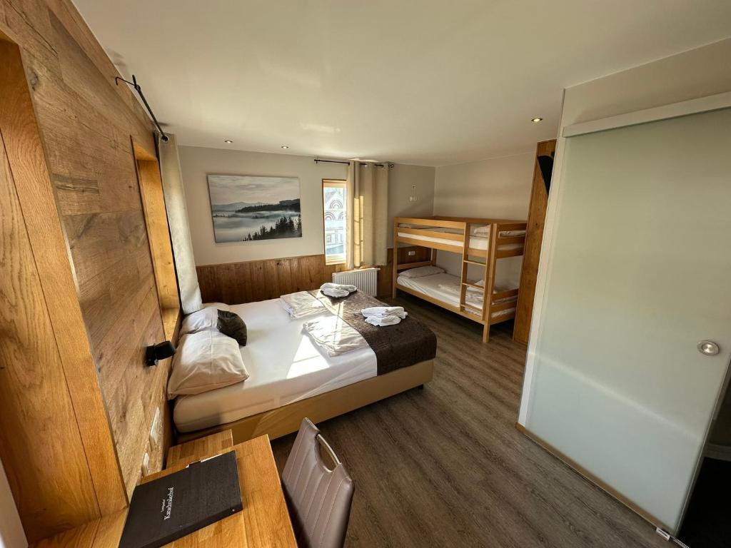 Postel nebo postele na pokoji v ubytování Hotel-Landgasthof Katschtalerhof