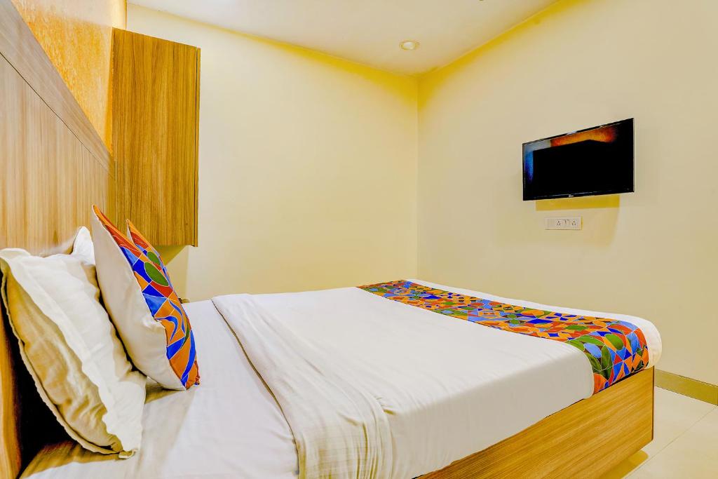 Postel nebo postele na pokoji v ubytování FabExpress Prakash Inn - Nr Mumbai International Airport