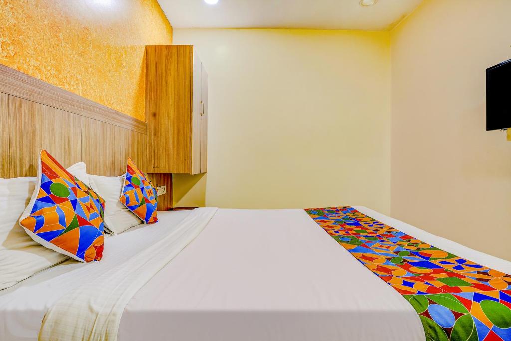 Postel nebo postele na pokoji v ubytování FabExpress Prakash Inn - Nr Mumbai International Airport