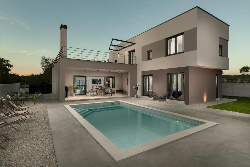 Bazén v ubytování Villa Median for 10 people with sea view, kids playground & pet friendly - only 3 km from beach nebo v jeho okolí