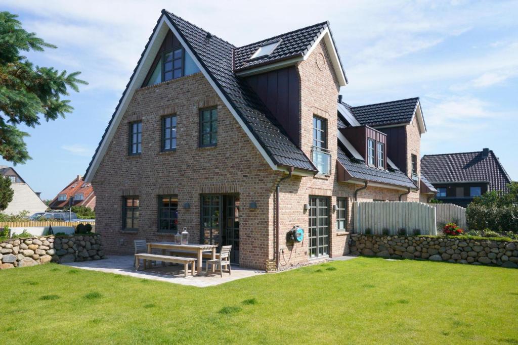 a brick house with a gambrel roof at Ferienhaus Sylt Leev in Westerland