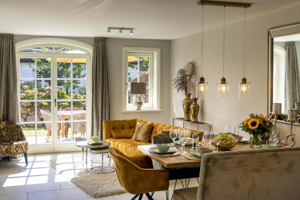 un salon avec un canapé et une table dans l'établissement Ferienhaus Sylter Schönheit, à Westerland