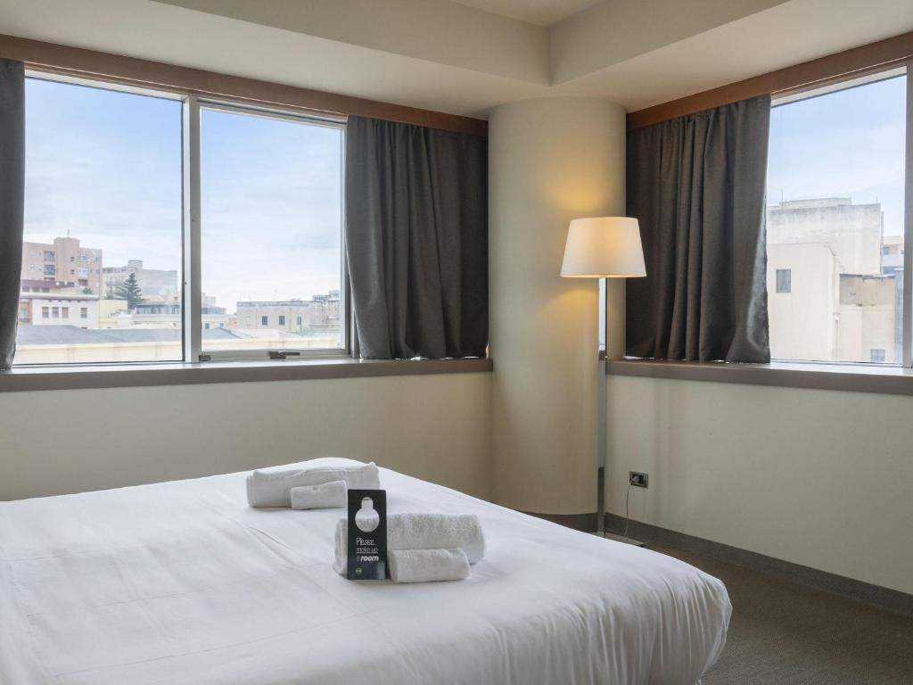 Posteľ alebo postele v izbe v ubytovaní B&B HOTEL Trapani Crystal