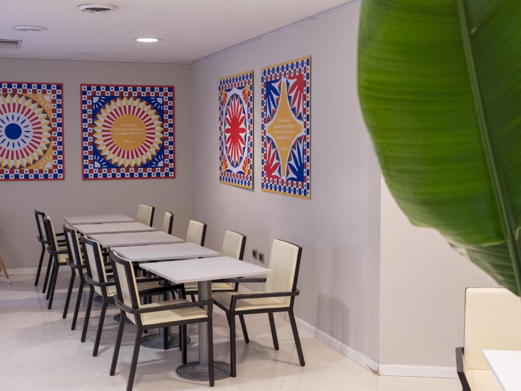 Reštaurácia alebo iné gastronomické zariadenie v ubytovaní B&B HOTEL Trapani Crystal