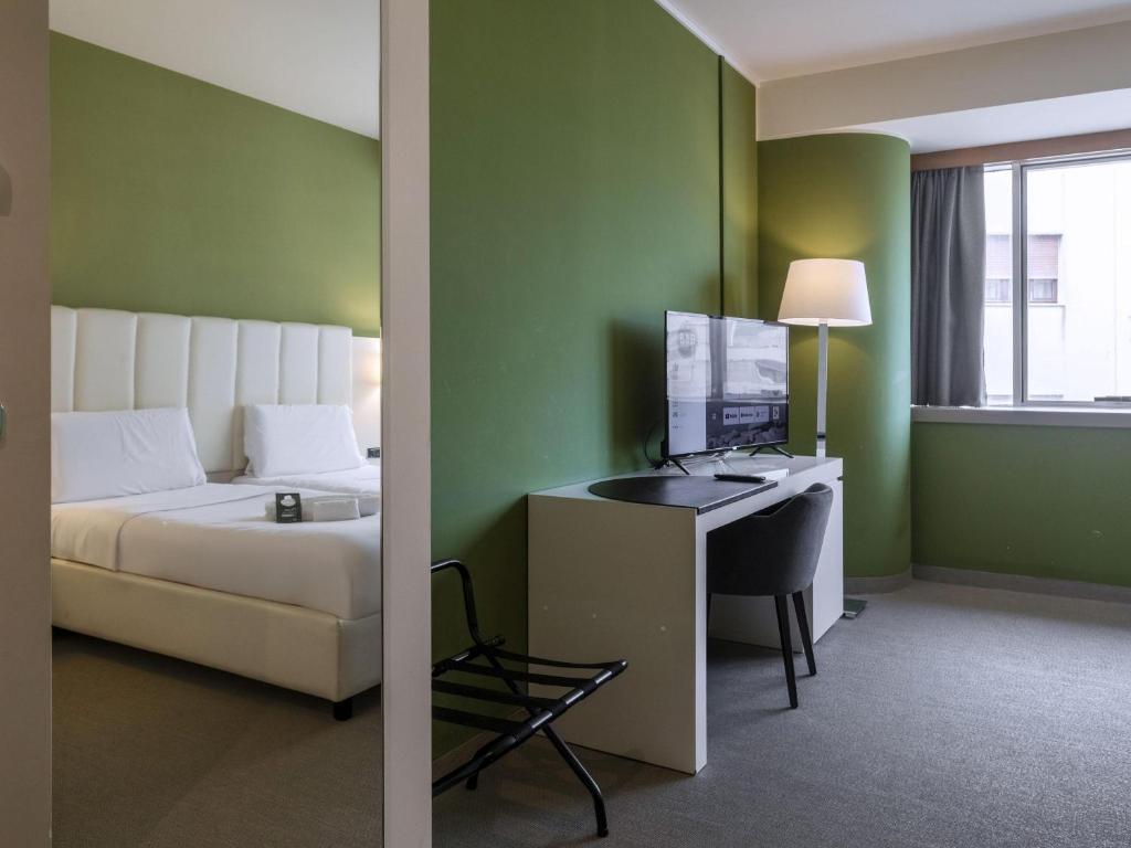Televízia a/alebo spoločenská miestnosť v ubytovaní B&B HOTEL Trapani Crystal
