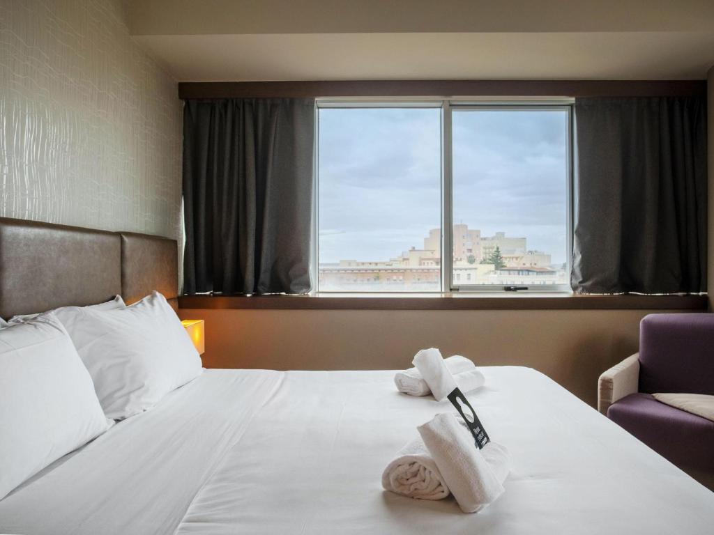 Posteľ alebo postele v izbe v ubytovaní B&B HOTEL Trapani Crystal