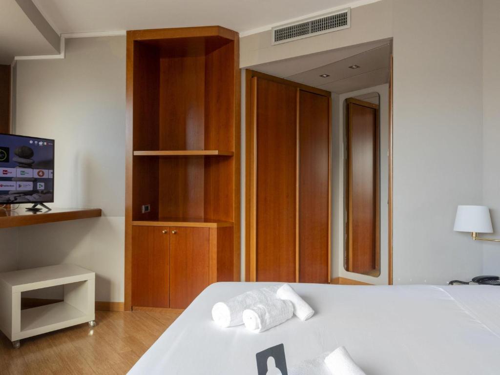 Televízia a/alebo spoločenská miestnosť v ubytovaní B&B HOTEL Trapani Crystal