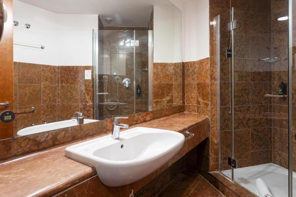 Kúpeľňa v ubytovaní B&B HOTEL Trapani Crystal