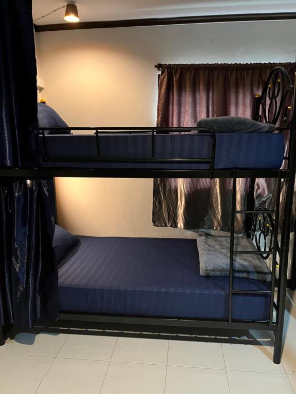 Postel nebo postele na pokoji v ubytování Moon Dolphin Hostel