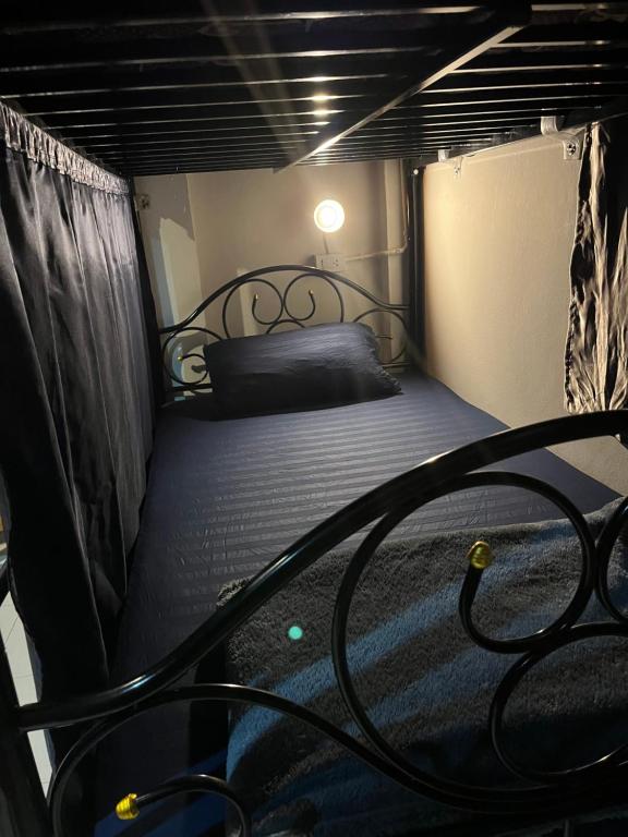 Postel nebo postele na pokoji v ubytování Moon Dolphin Hostel