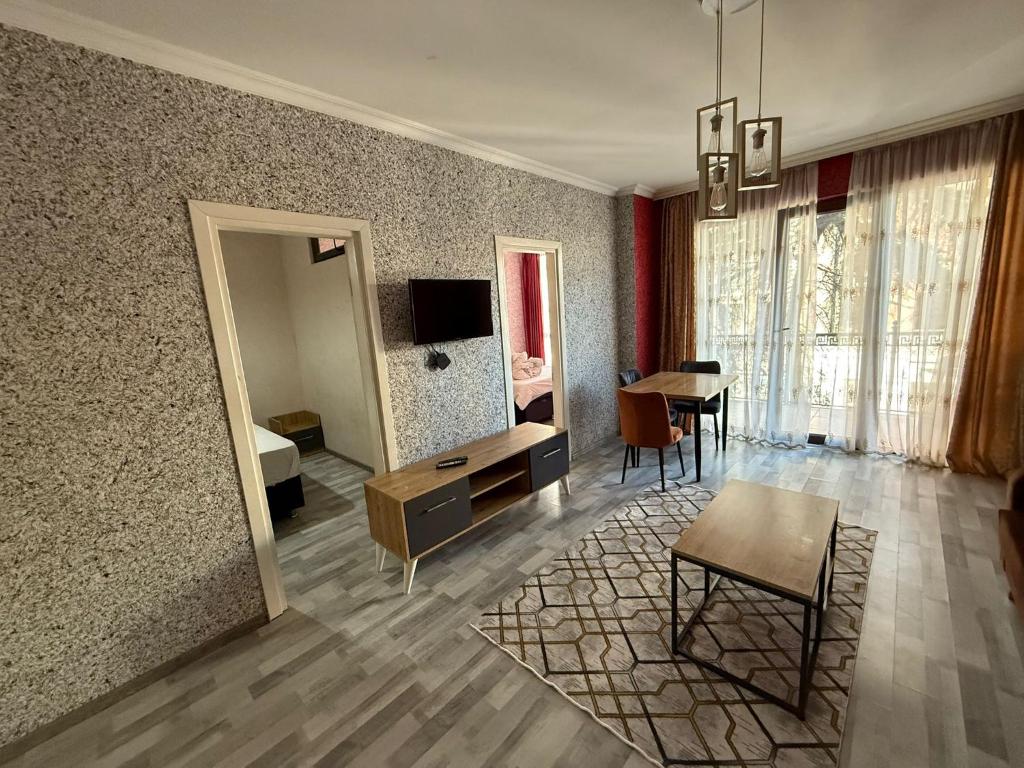 TV a/nebo společenská místnost v ubytování Karvi Hostel & Suites
