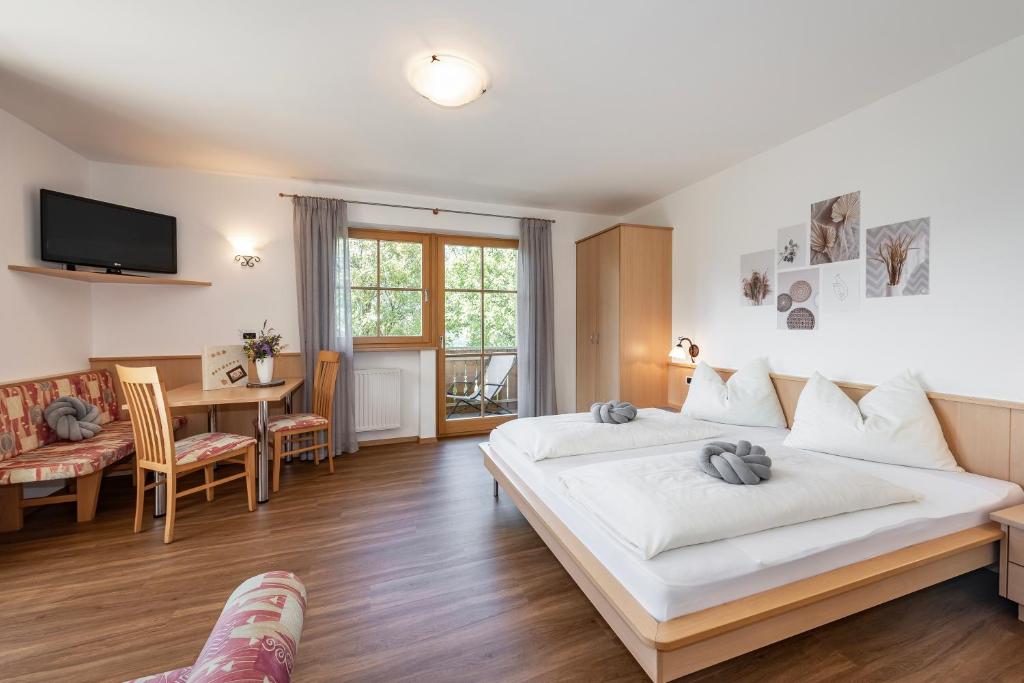 Postel nebo postele na pokoji v ubytování Trinnerhof- Hof Chalets und Obsthof