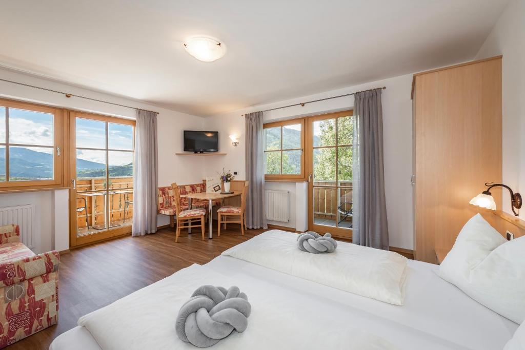 Postel nebo postele na pokoji v ubytování Trinnerhof- Hof Chalets und Obsthof