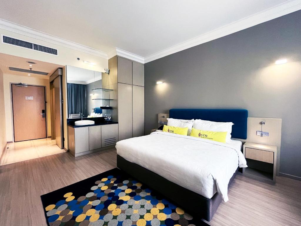Postel nebo postele na pokoji v ubytování UCSI Hotel Kuching