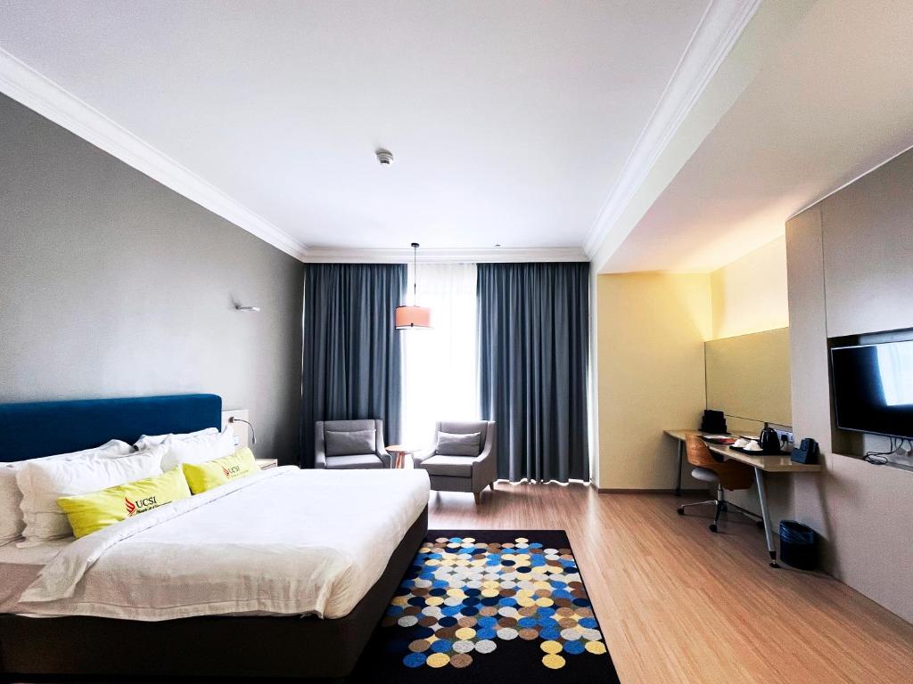 Postel nebo postele na pokoji v ubytování UCSI Hotel Kuching