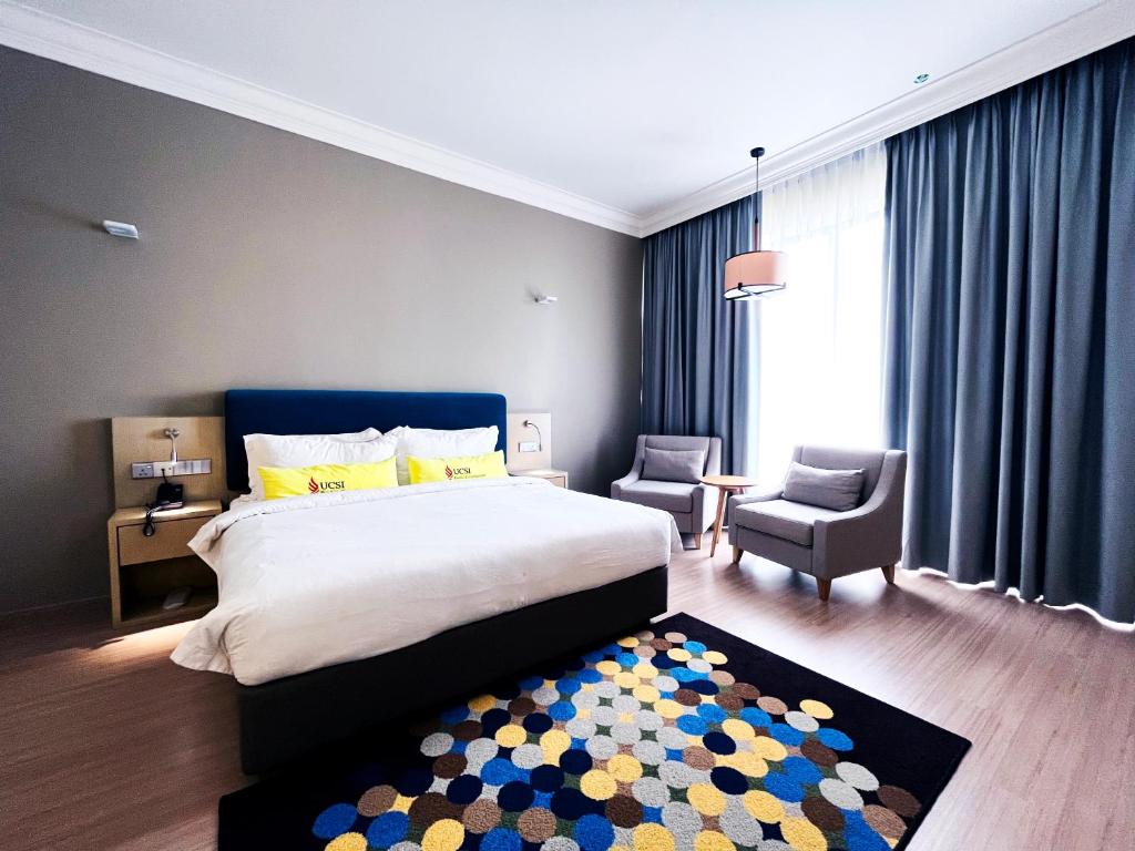 Postel nebo postele na pokoji v ubytování UCSI Hotel Kuching