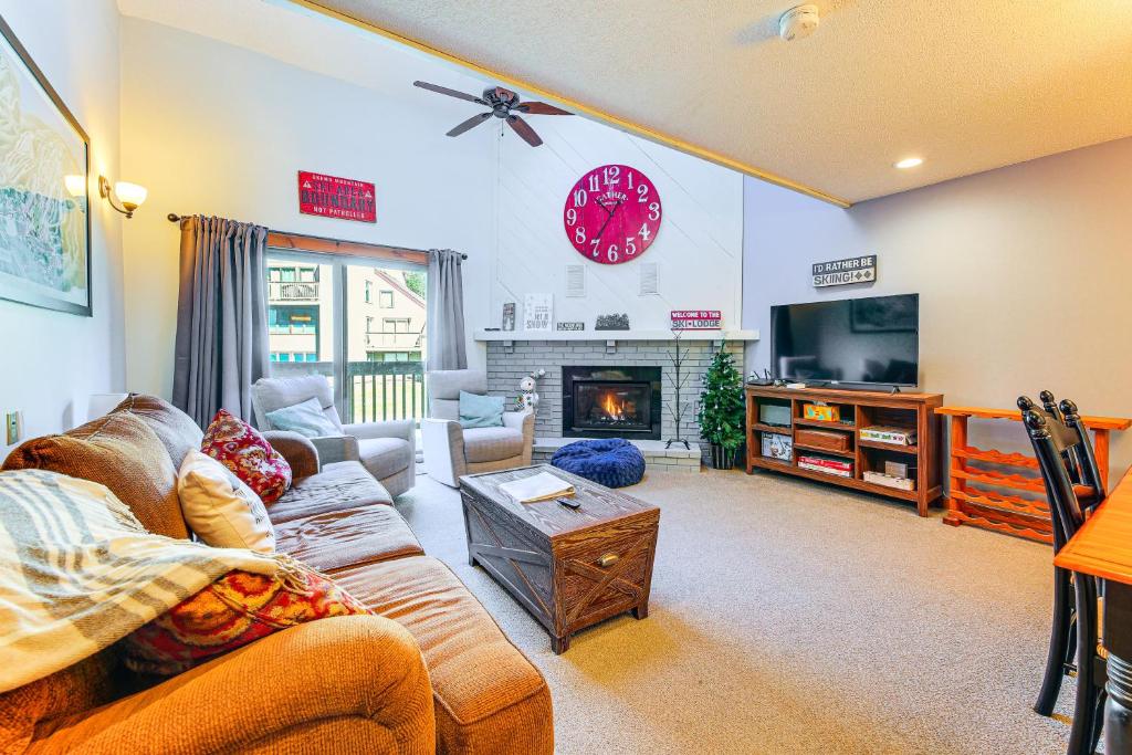 Una sala de estar con un sofá y un televisor. en Walk to Mt Snow Cozy West Dover Condo, en West Dover
