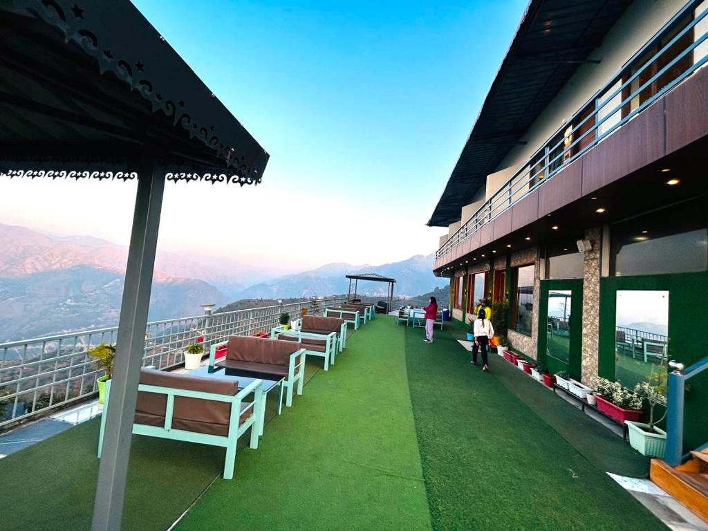 Balkón nebo terasa v ubytování Hotel On The Edge Top Rated & Awarded Property