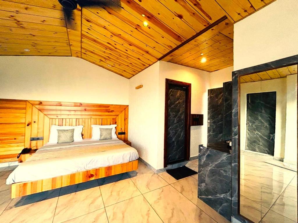 Postel nebo postele na pokoji v ubytování Hotel On The Edge Top Rated & Awarded Property
