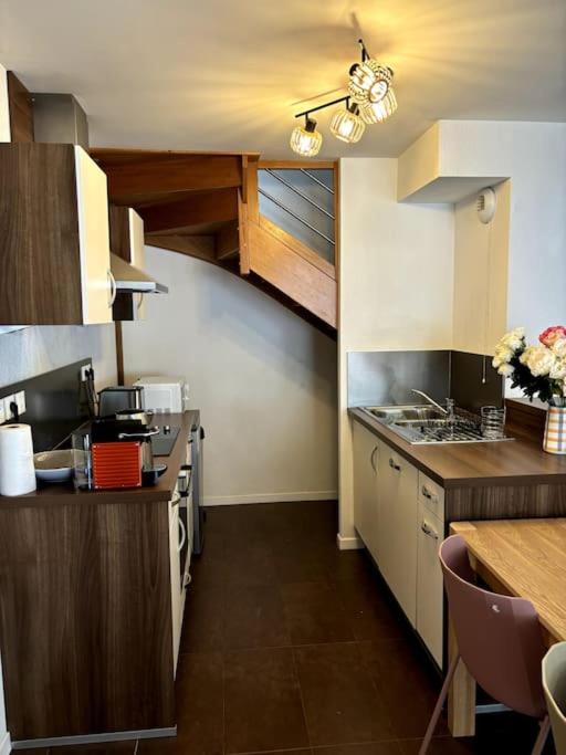 Kuchyň nebo kuchyňský kout v ubytování Appartement calme avec balcon