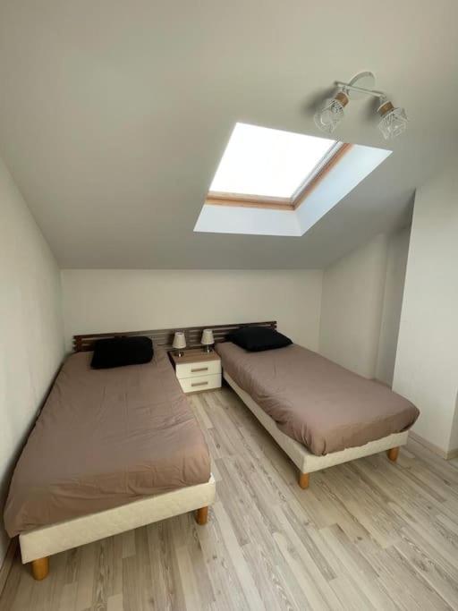 Postel nebo postele na pokoji v ubytování Appartement calme avec balcon