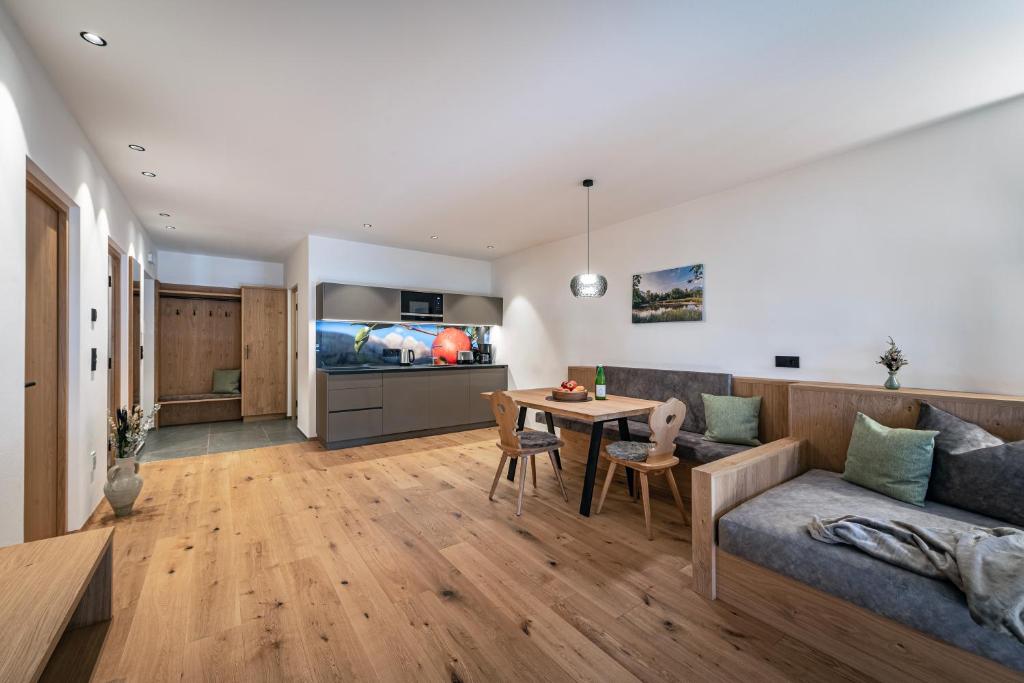 Kuchyň nebo kuchyňský kout v ubytování Trinnerhof- Hof Chalets und Obsthof