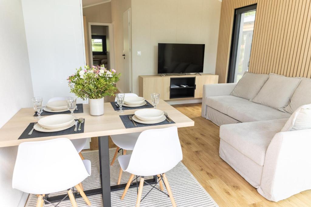 Beztroska Zatoka - ośrodek wypoczynkowy Jacuzzi & Sauna - Chalet Met 2 Slaapkamers