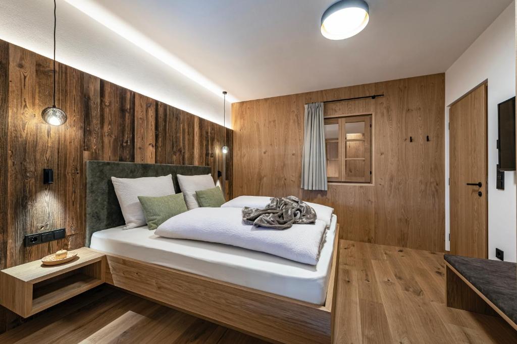 Postel nebo postele na pokoji v ubytování Trinnerhof- Hof Chalets und Obsthof