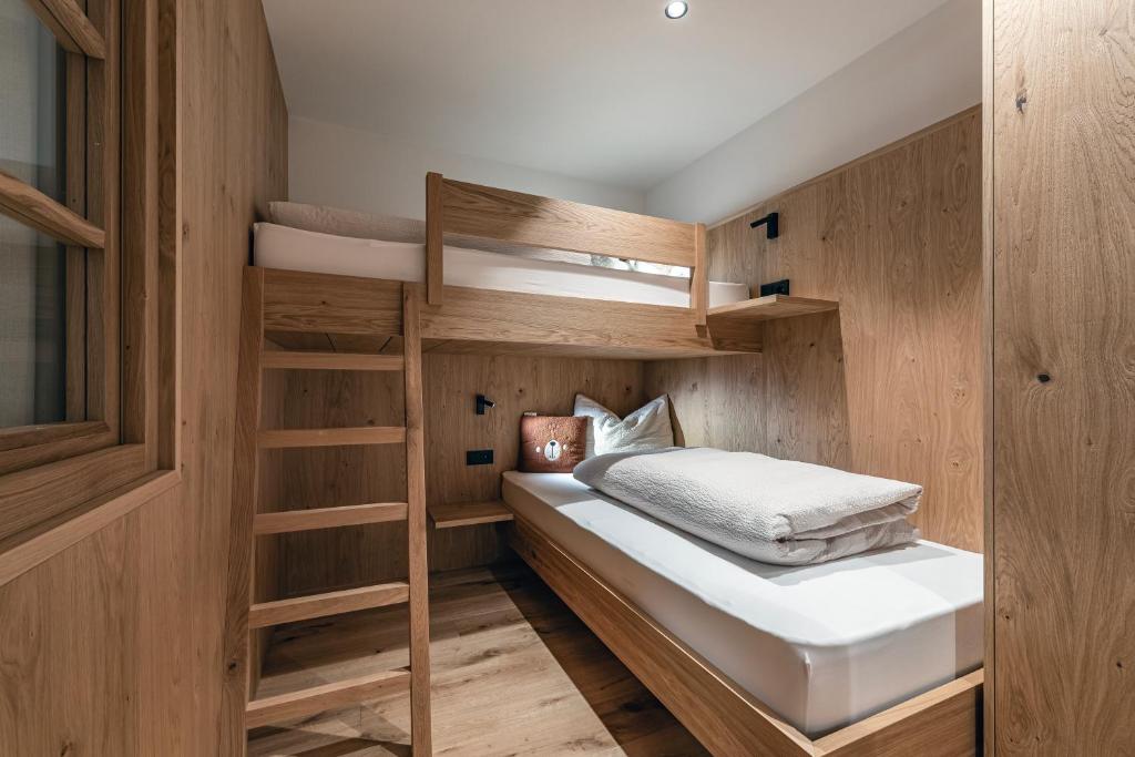 Postel nebo postele na pokoji v ubytování Trinnerhof- Hof Chalets und Obsthof