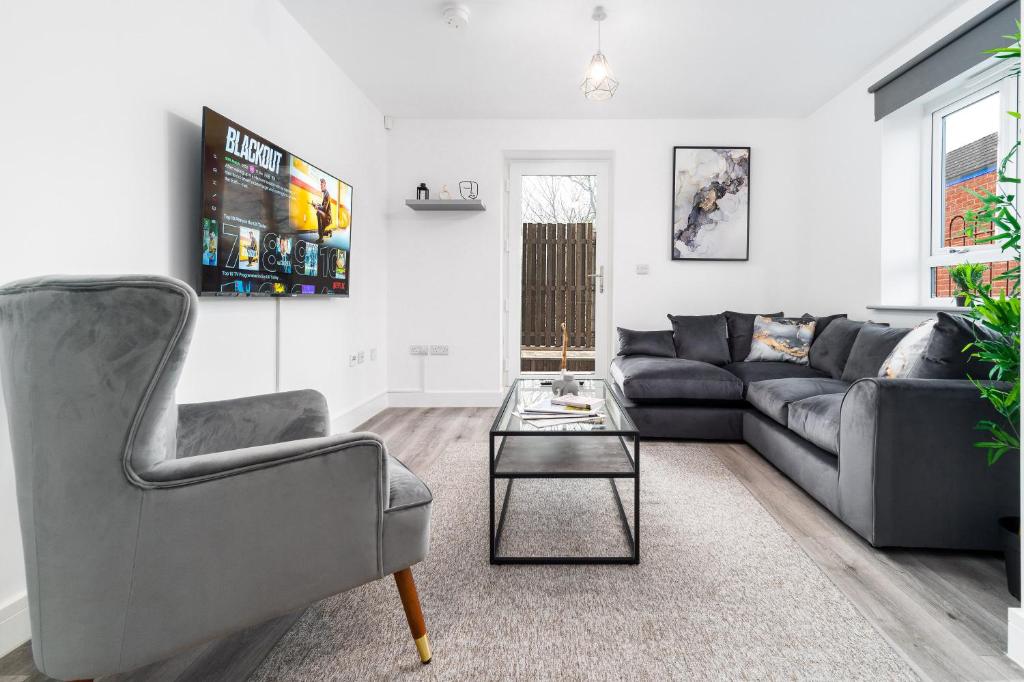 una sala de estar con un sofá y una mesa en Two Bedroom Apartment - Balcony - Secure Parking - Smart TV - Wifi - Netflix - 3MC, en Birmingham
