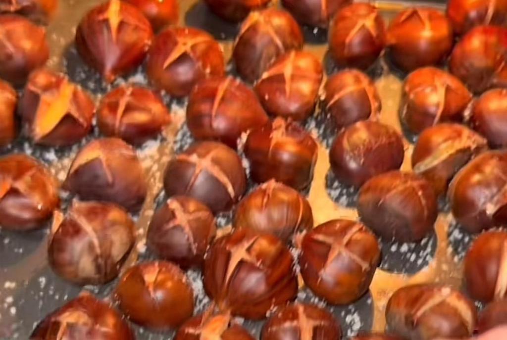 - un bouquet de fraises enrobées de chocolat sur un plateau dans l'établissement Theo appartement, à Lingolsheim