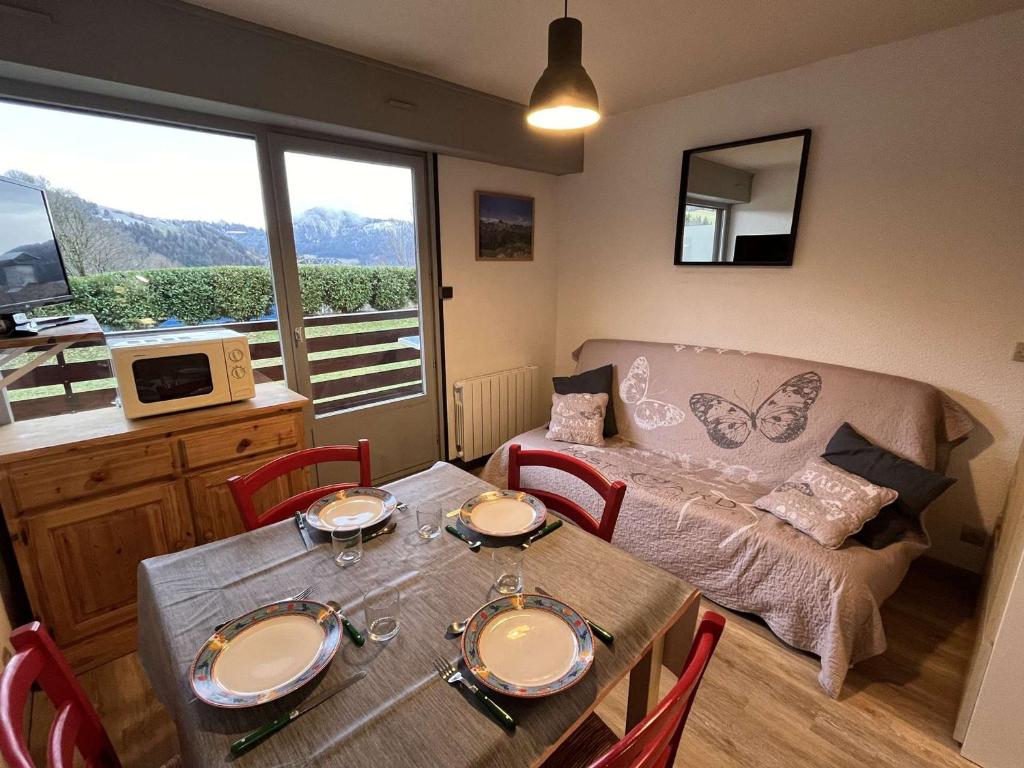 un salon avec une table et un canapé dans l'établissement Studio au cœur du Chinaillon avec Parking et Balcon, 4 couchages - FR-1-241-176, au Grand-Bornand