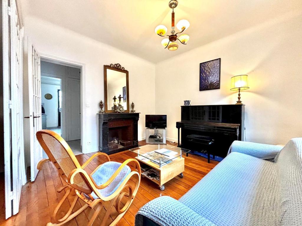 - un salon avec un canapé et un piano dans l'établissement 