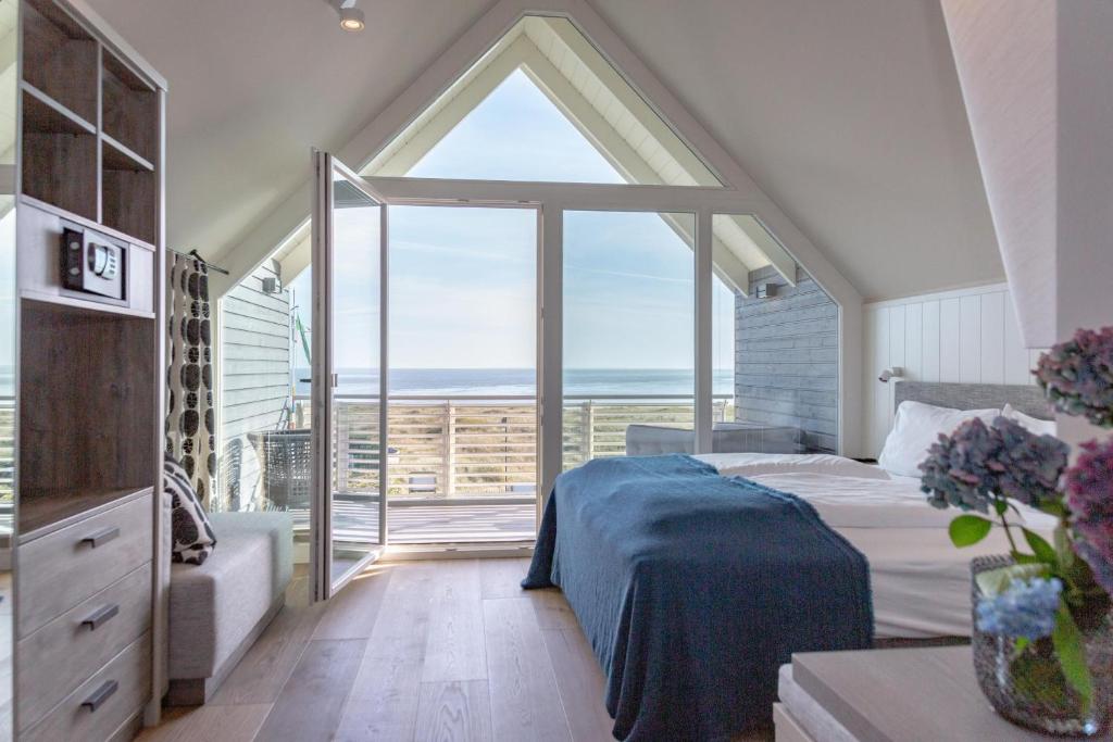 Un pat sau paturi într-o cameră la NEU! HAFEN27, Hafen & Meer - Beachhouse-Design mit Wattblick in List Sylt