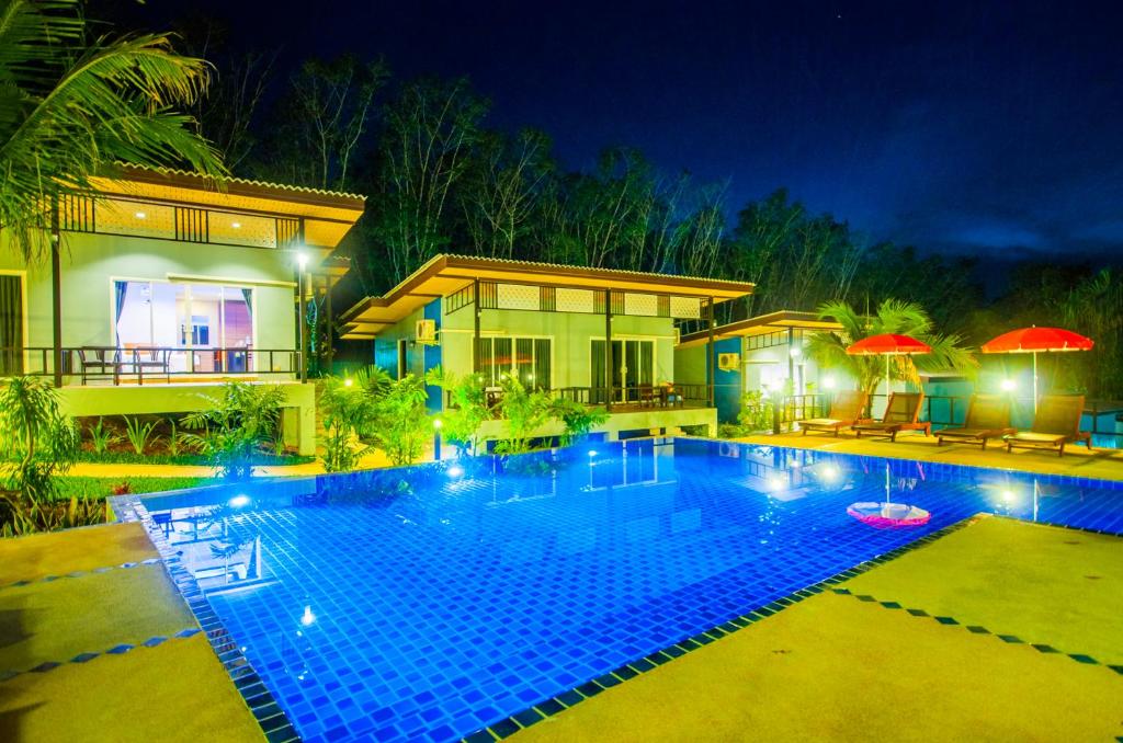Bazén v ubytování Chomphu Resort nebo v jeho okolí