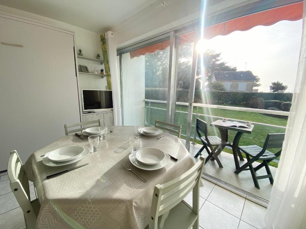une salle à manger avec une table et des chaises et une fenêtre dans l'établissement CORMORANE 2 - Studio, Plage 100m - U32, à Carnac