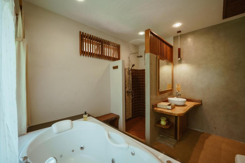 Koupelna v ubytování Ban Sainai Resort- SHA Extra Plus Aonang's Green Resort