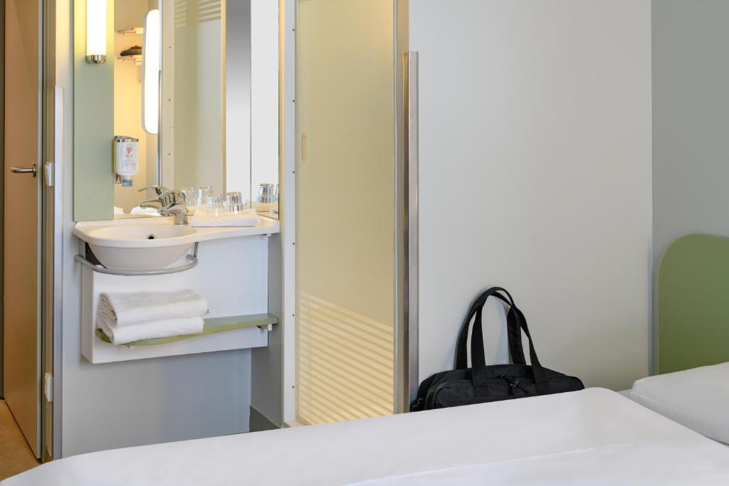 Postel nebo postele na pokoji v ubytování ibis budget Berlin Alexanderplatz