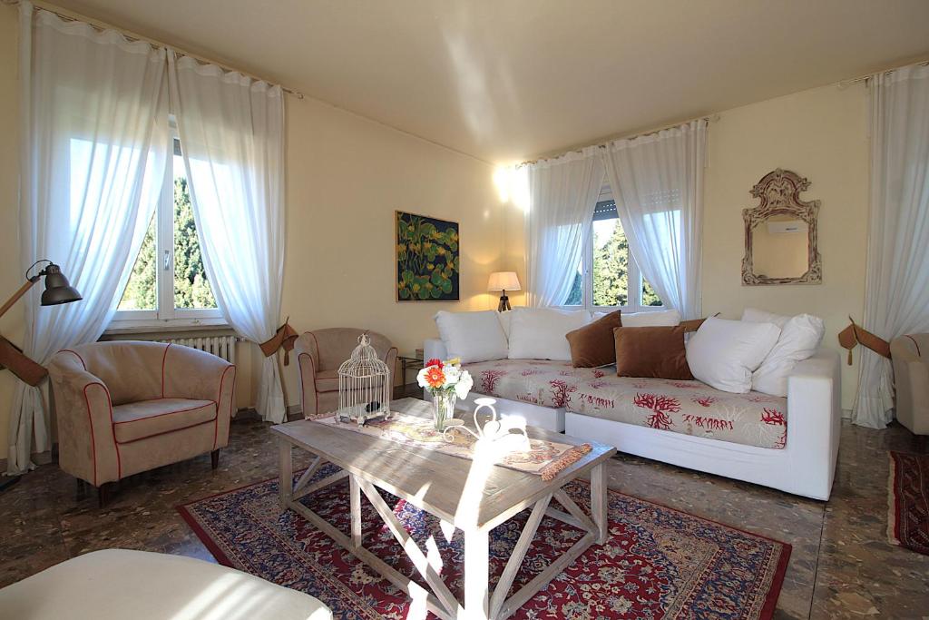 a living room with a couch and a table at Provenzale Apartment, Lago Di Garda, Jacuzzi in Desenzano del Garda
