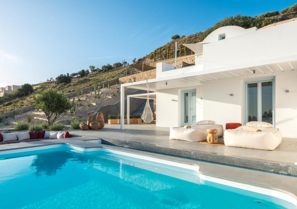Bazén v ubytování Santorini Heights nebo v jeho okolí